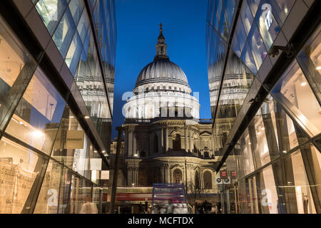 Vue sur le dôme de la Cathédrale St Paul. Photographié à Heure bleue d'un nouveau changement, Londres UK Banque D'Images