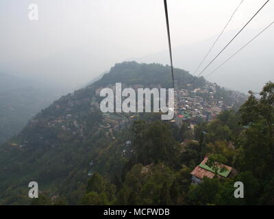 Gangtok, Sikkim, Inde, 17 avril 2011 : La vue sur le centre-ville de Gangtok. Gangtok est la capitale de l'état du Sikkim en Inde. Banque D'Images