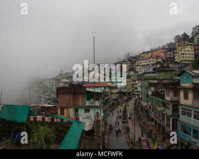 Gangtok, Sikkim, Inde, 17 avril 2011 : La vue sur le centre-ville de Gangtok. Gangtok est la capitale de l'état du Sikkim en Inde. Banque D'Images