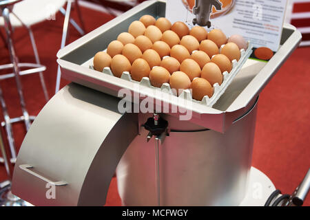 Machine pour casser des œufs sur l'exposition Banque D'Images
