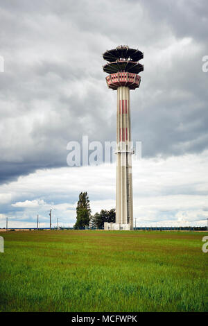 Une étrange tour de télécommunication dans le centre de la France ressemble à un générateur de nuages dans un paysage de champ d'herbe verte Banque D'Images