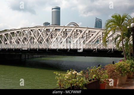 L'Anderson Pont sur la rivière Singapour avec Stamford Hotel South Beach et à l'arrière-plan, une partie de la piste F1 de Singapour Banque D'Images