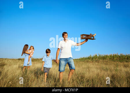 Happy Family playing promenades sur la nature dans l'été. Banque D'Images