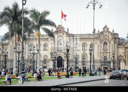 Lima / Pérou - 07,18.2017 : vue sur le palais présidentiel à la Plaza de Armas. Banque D'Images