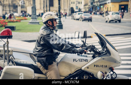 Lima / Pérou 07,18.2017 : Portrait d'un agent de police en patrouille de la circulation Banque D'Images