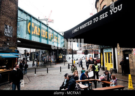 L'emblématique monument de Londres Camden Lock le pont au dessus d'un cafe canopy qui dit que je voulais seulement vous voir dans Camden Lock Place Banque D'Images