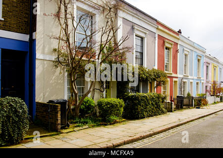 Pastel coloré peint des maisons mitoyennes dans Leverton Street, quartier branché de Kentish Town, Londres NW5 Banque D'Images