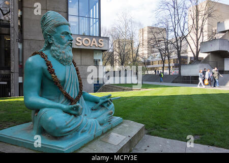 Statue du poète Tamoul Thiruvalluvar,, à l'extérieur de l'École des Études Orientales et Africaines (SOAS) de l'Université de Londres, Royaume-Uni Banque D'Images