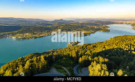 Lac et montagnes à Worthersee Karnten Autriche. Vue depuis la tour Pyramidenkogel sur lac et Klagenfurt la région. Banque D'Images