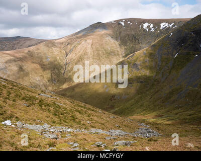 Le sommet de Carneddau Foel Grach vue à partir de la lèvre de MCG Caseg, ci-dessous, l'ensemble de l'Yr Elen en ordre décroissant ridge de Gwaun y Garnedd et mcg Bychan Banque D'Images