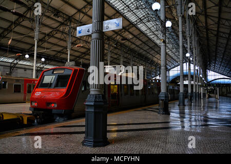 Lisbonne, Portugal - 31 octobre, 2017. Train rouge attend dans la gare de Rossio, à Lisbonne, Portugal. Banque D'Images