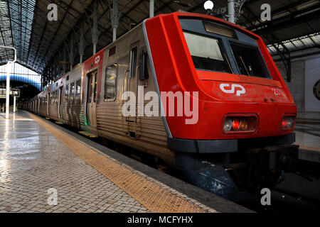 Lisbonne, Portugal - 31 octobre, 2017. Train rouge attend dans la gare de Rossio, à Lisbonne, Portugal. Banque D'Images