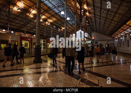 Lisbonne, Portugal - 31 octobre, 2017. Train rouge attend dans la gare de Rossio, à Lisbonne, Portugal. Banque D'Images