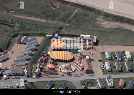 Vue aérienne de l'exploitation des sables bitumineux de l'Ouest fête foraine Selsey, West Sussex Banque D'Images