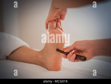 Massage des pieds thaï Spa Bien-être en Studio à partir de jeunes femmes pour les jeunes femmes Banque D'Images