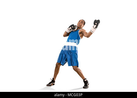 L'homme sportif boxe pendant l'exercice. Photo de boxer sur fond blanc Banque D'Images