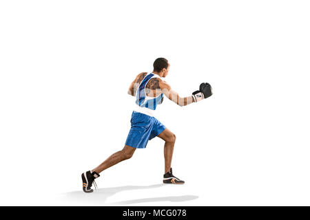 L'homme sportif boxe pendant l'exercice. Photo de boxer sur fond blanc Banque D'Images