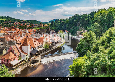Vue de la rivière Vltava et le moulin de Krumlov, situé dans la vieille ville de Cesky Krumlov, Bohême, Jihocesky Kraj, République Tchèque, Europe Banque D'Images