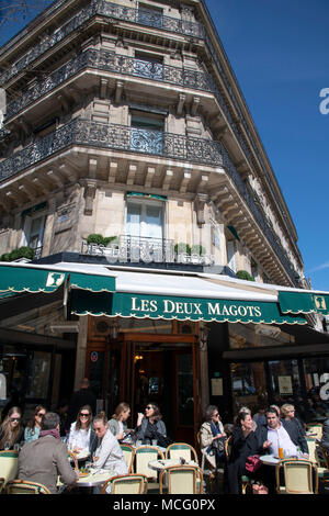 Les Deux Magots, le célèbre café parisien sur le Boulevard Saint-Germain-des-Prés. Paris, France, Europe Banque D'Images