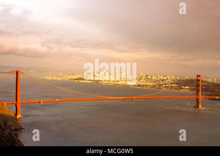 Le Golden Gate Bridge à San Francisco au coucher du soleil, Californie, USA Banque D'Images