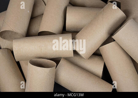 Gros plan d'une pile de carton vides des rouleaux de papier de toilette Banque D'Images