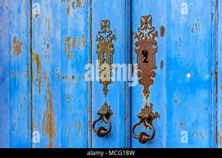 Ancienne porte de l'église historique et de bleu en bois dans la ville d'Ouro Preto, Minas Gerais avec metal Banque D'Images