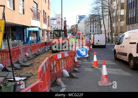 Les travaux de construction du cycle superhighway signe et les travailleurs qui travaillent sur Clerkenwell Road à Londres UK KATHY DEWITT Banque D'Images