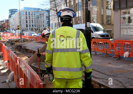 Worker wearing Londres Highways logo Alliance sur le dos de la veste de travailler sur autoroute cycle vélo lane sur Clerkenwell Road London UK KATHY DEWITT Banque D'Images