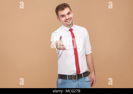 Businessman showing parfait bonjour, bonjour et bienvenue inscription nouveau travail. Concept des gens d'affaires, bonnes et mauvaises émotions et sentiments. Studio shot, isolé sur l Banque D'Images