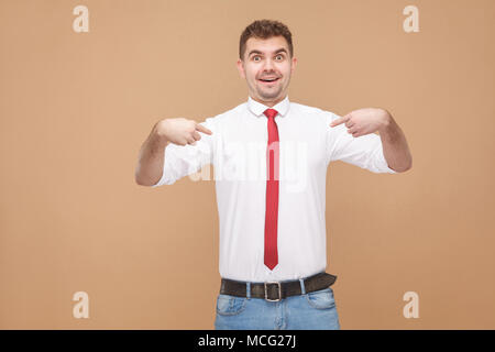 Pas moyen, je suis gagnant ? ! Surpris l'homme montre de l'index lui-même. Concept des gens d'affaires, bonnes et mauvaises émotions et sentiments. Studio shot, isolé sur ligh Banque D'Images