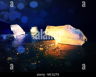 Effet abstrait. L'Écharde de glace et la glace fissurée texture sur melring glacier. Fragment de glace est en train de fondre sur le banc de glace. Ce qui se produit lorsque la glace fond tous ? Banque D'Images