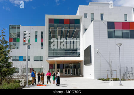 Groupe d'étudiants à la recherche à un projet artistique sur le nouveau campus de l'Emily Carr University of Art and Design de Vancouver, BC, Canada Banque D'Images