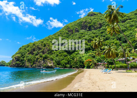 Paradise beach à Soufriere Bay avec vue sur le piton à petite ville de Soufrière, Sainte-Lucie île tropicale des Caraïbes. Banque D'Images