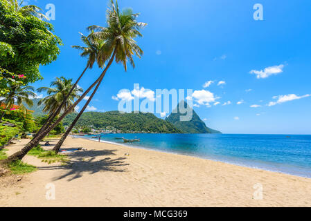 Paradise beach à Soufriere Bay avec vue sur le piton à petite ville de Soufrière, Sainte-Lucie île tropicale des Caraïbes. Banque D'Images
