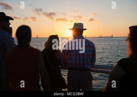 Les gens à regarder le coucher du soleil de Mallory Square à Key West, en Floride. Banque D'Images