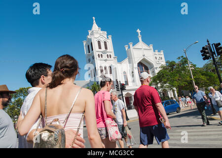 Les touristes marchant sur Duval Street à Key West, en Floride. Banque D'Images