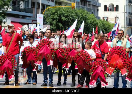 Thessalonique, Grèce - Mai 8, 2016 : les citoyens et les représentants des diverses organisations prennent part au défilé du jour de mai pour célébrer l'international W Banque D'Images