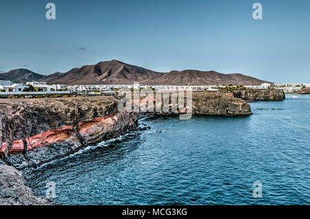 Lanzarote - Playa Blanca de falaises de lave Banque D'Images