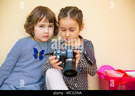 Deux petites filles, l'apprentissage de l'utilisation de l'appareil photo Banque D'Images