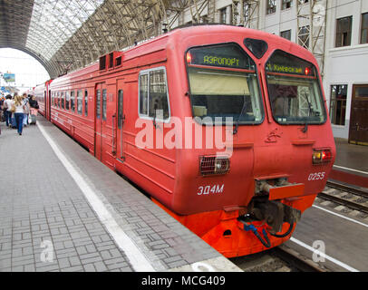 Moscou, Russie - 18 mai 2013 : train Aeroexpress à la plate-forme de la gare Kievsky Banque D'Images