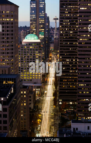 WA14263-00...WASHINGTON - voir 2e Avenue jusqu'à la Space Needle comme vu à partir de la plate-forme d'observation de la Smith Tower à Seattle. Banque D'Images