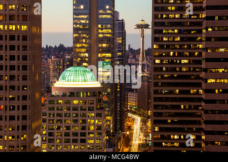 WA14264-00...WASHINGTON - voir 2e Avenue jusqu'à la Space Needle comme vu à partir de la plate-forme d'observation de la Smith Tower à Seattle. Banque D'Images