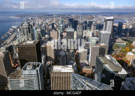 WA14324-00...WASHINGTON - une vue sur le centre-ville de Seattle à partir de la vue du ciel Observatoire sur la 73 étage de l'édifice du Centre de la Colombie-Britannique.cty Banque D'Images