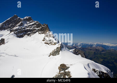 Le Jungfraujoch à partir de l'Observatoire du Sphinx et la crête jusqu'à la Jungfrau elle-même : Oberland Bernois, Suisse Banque D'Images