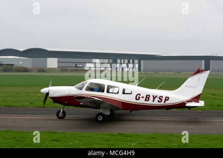 Piper PA-28 Cherokee Archer II à Wellesbourne Airfield, Warwickshire, UK (G-BYSP) Banque D'Images