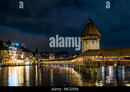 Kappelbrucke (pont de la chapelle) à Lucerne, Suisse la plus ancienne de l'Europe, pont en bois couvert. Banque D'Images