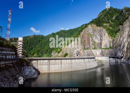 Barrage de Vidraru sur Arges River en Transylvanie, Banque D'Images