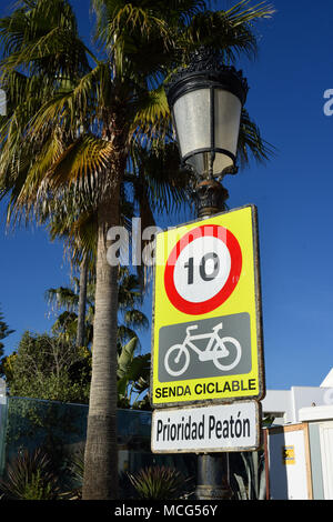 10 km Traffic Sign Senda Ciclable - Prioridad Peaton - chemin cyclable - Priorité Peaton Benidorm station balnéaire sur la côte orientale de l'Espagne, une partie de la région de Valence est célèbre Costa Blanca. L'Espagne, l'espagnol. Banque D'Images