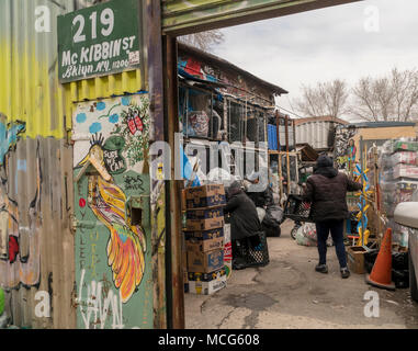 Canners trier leurs bouteilles et boîtes à l'assurer que nous pouvons organisme sans but lucratif Centre de remboursement dans le quartier de Bushwick Brooklyn à New York le samedi 7 avril, 2018. Les conteneurs sont triés par matériau et distributeur avant le ramassage. Canners du Brooklyn utiliser ce centre à trier leurs trouvailles et racheter les déposer de l'argent. Les sacs de poubelles sont stockés jusqu'à il y a de quoi remplir une remorque de tracteur à partir de chaque distributeur qui est responsable de les ramasser. (© Richard B. Levine) Banque D'Images