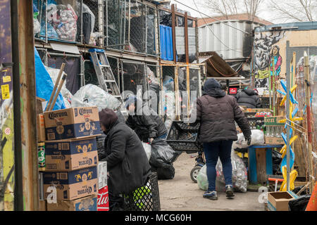 Canners trier leurs bouteilles et boîtes à l'assurer que nous pouvons organisme sans but lucratif Centre de remboursement dans le quartier de Bushwick Brooklyn à New York le samedi 7 avril, 2018. Les conteneurs sont triés par matériau et distributeur avant le ramassage. Canners du Brooklyn utiliser ce centre à trier leurs trouvailles et racheter les déposer de l'argent. Les sacs de poubelles sont stockés jusqu'à il y a de quoi remplir une remorque de tracteur à partir de chaque distributeur qui est responsable de les ramasser. (©ÊRichard B. Levine) Banque D'Images